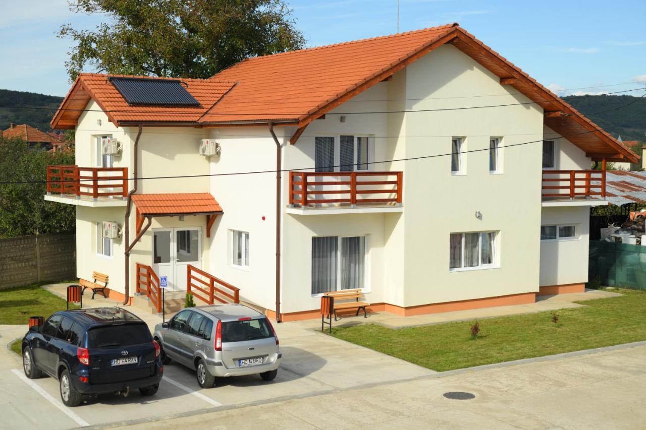Pensiunea Hera Haţeg Zewnętrze zdjęcie